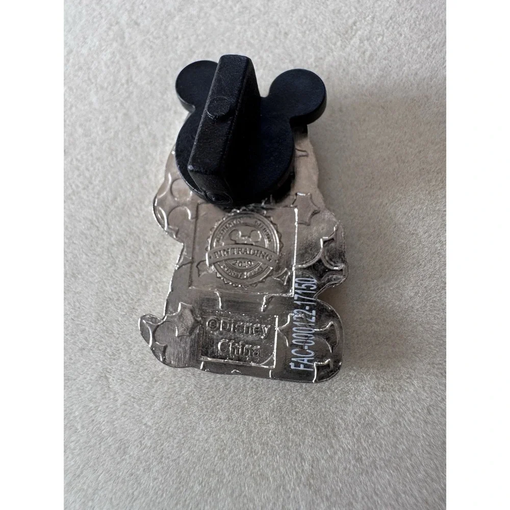 Disney Pin #74240 Cute Characters Mickey Mouse and Friends Chip Hidden Mickey